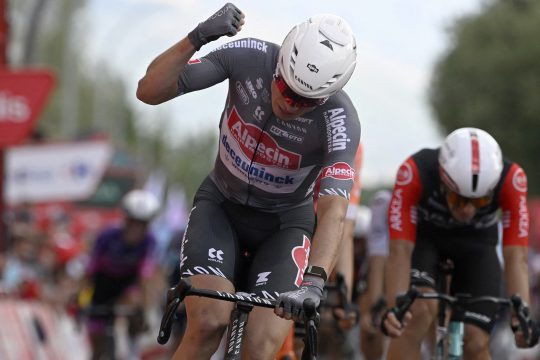 Jasper Philipsen bejubelt seinen dritten Tageserfolg bei der diesjährigen Vuelta