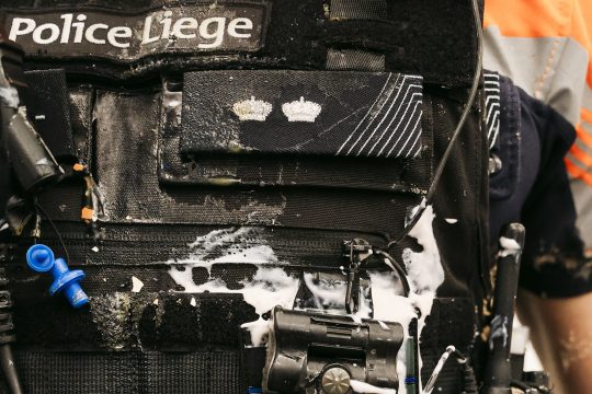 Verschmutzte Uniform eines Polizisten