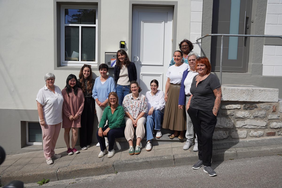 Das Team der VoG Prisma zusammen mit Sozialministerin Lydia Klinkenberg