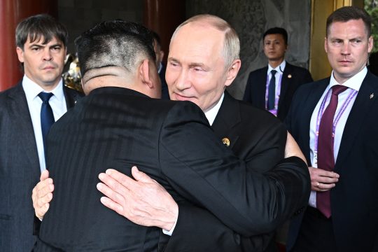 Nordkoreas Diktator Kim Jong Un in herzlicher Umarmung mit Russlands Machthaber Putin