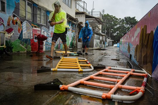 Menschen schauen nach den Schäden nach dem Durchzug des Taifuns Ragasa