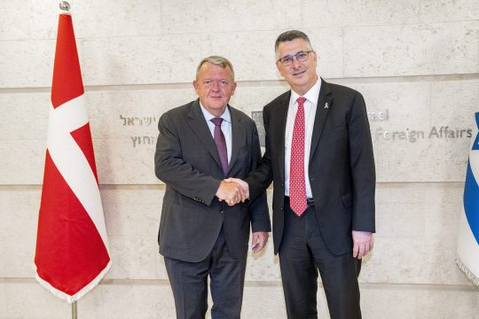 Israels Außenminister Saar (links) empfängt sein dänisches Pendant Rasmussen in Jerusalem
