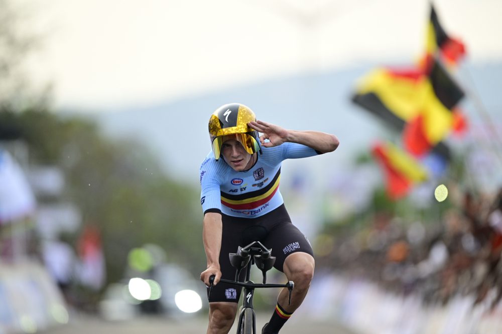 Remco Evenepoel kurz vor dem Ziel: Er zeigt die Zahl drei