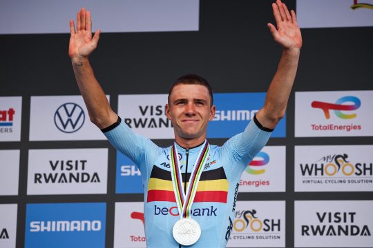 Remco Evenepoel auf dem Podium der Rad-WM in Kigali