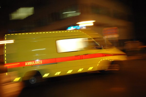 Ein Rettungswagen in der Nacht