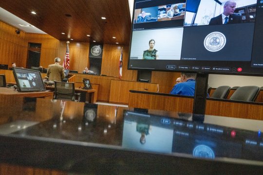 Der Gerichtssaal, dem der Angeklagte Tyler Robinson vom Gefängnis aus per Video zugeschaltet ist