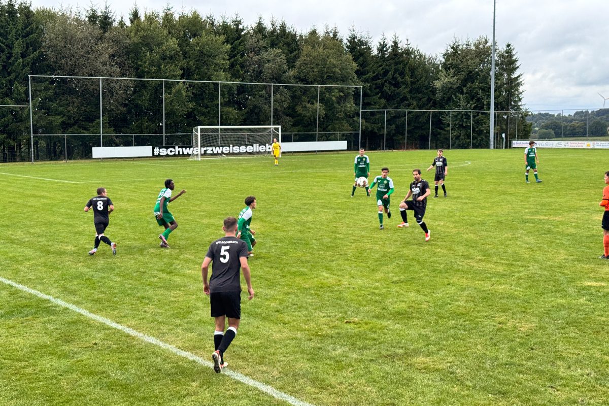 Spieler auf dem Platz bei Rocherath vs Kelmis