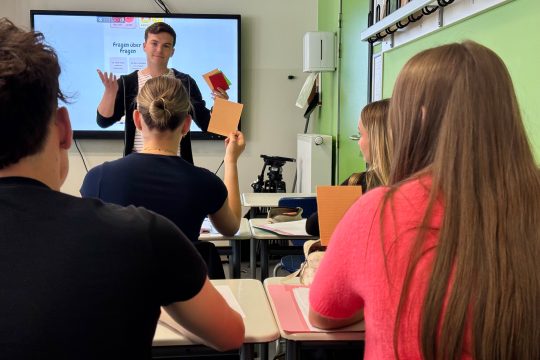 Schüler und Lehrer während des Unterrichts im Klassenraum