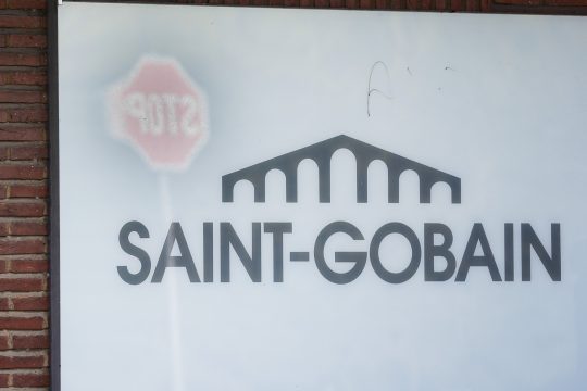 Schild mit dem Logo der Firma Saint-Gobain