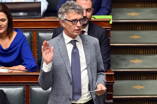 Serge Hiligsmann (Les Engagés) legt den Eid in der Kammer ab