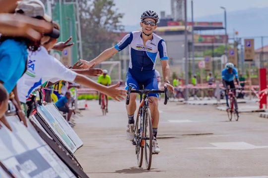 Simon Huppertz auf dem Fahrrad in Ruanda
