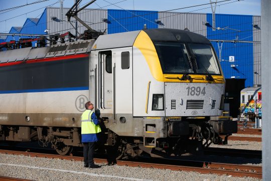 Ein Mitarbeiter der SNCB inspiziert eine Lokomotive