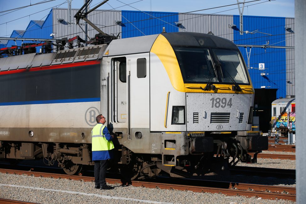 Ein Mitarbeiter der SNCB inspiziert eine Lokomotive