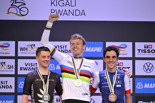 Der Neuseeländer Nate Pringle, der Schwede Jakob Söderqvist und der Franzose Maxime Decomble auf dem Podium