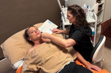 Vinciane Fabry kümmert sich um Patientin Carole Bonin