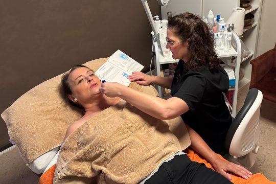 Vinciane Fabry kümmert sich um Patientin Carole Bonin