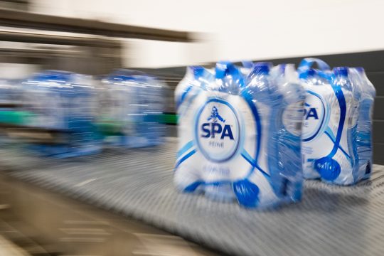 Flaschen mit Spa-Wasser