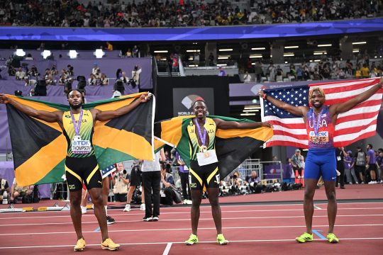 Kishane Thompson, Sieger Oblique Seville und Noah Lyles (v.l.n.r.) freuen sich über ihre Medaillen