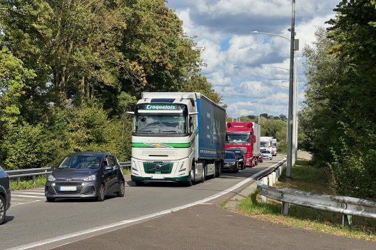 Stau nach einem Unfall auf der Autobahn E40 in der Nähe der Abfahrt Welkenraedt/Eupen