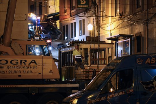 Aufräumarbeiten nach dem Unglück in Lissabon