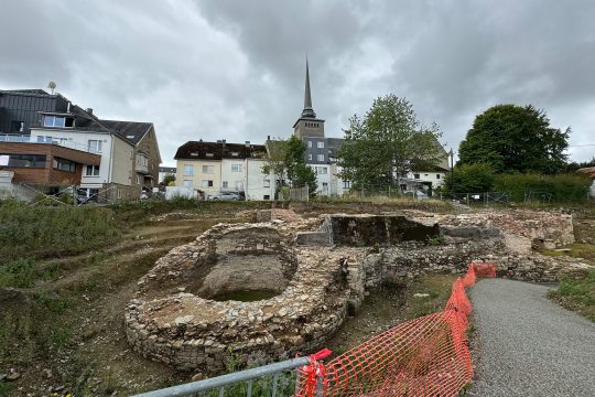 Überreste der Burg St. Vith mit der Kirche im Hintergrund