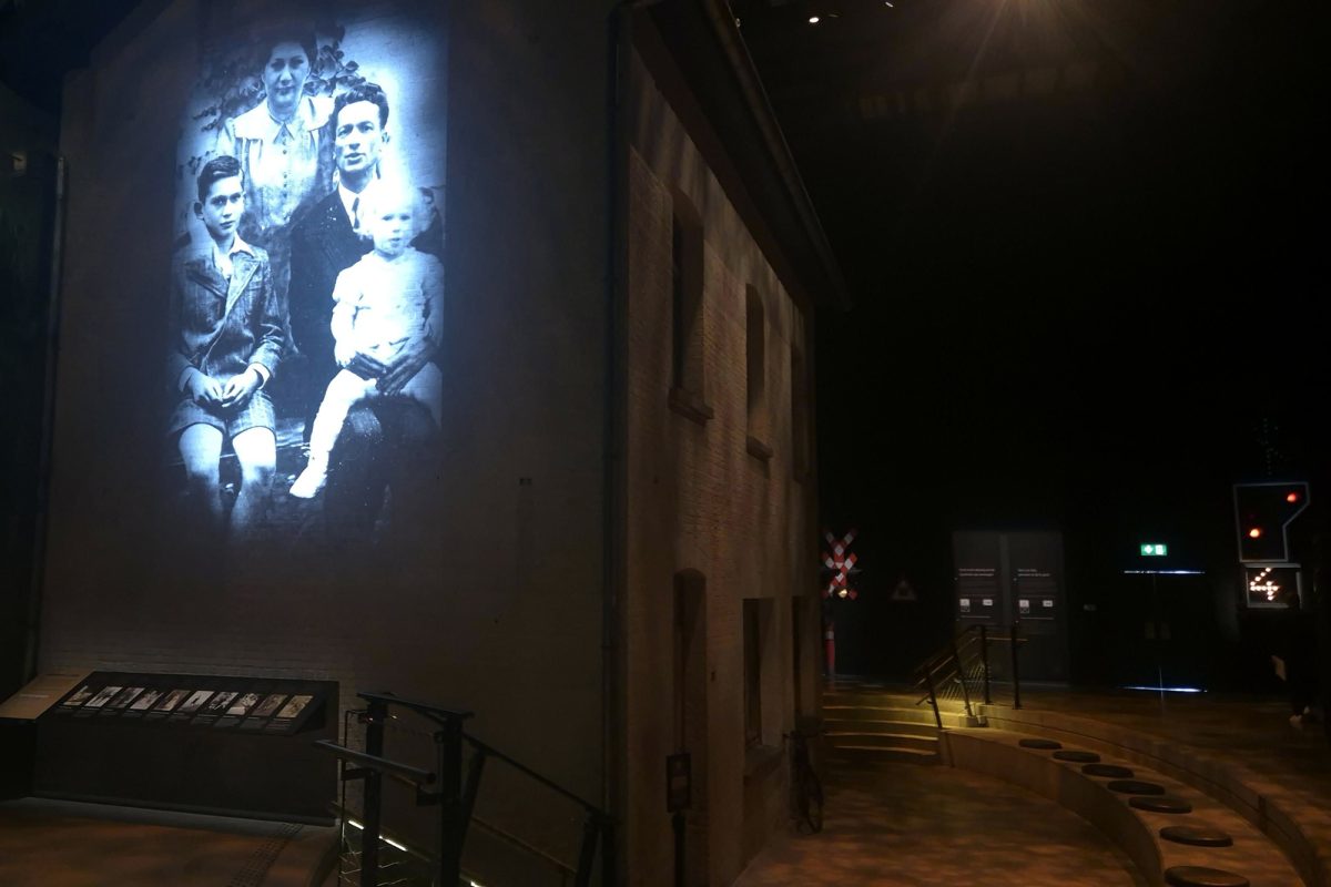 Ein altes Bild aus der Zeit des Zweiten Weltkriegs wird in der Ausstellung an eine Hauswand gebeamt