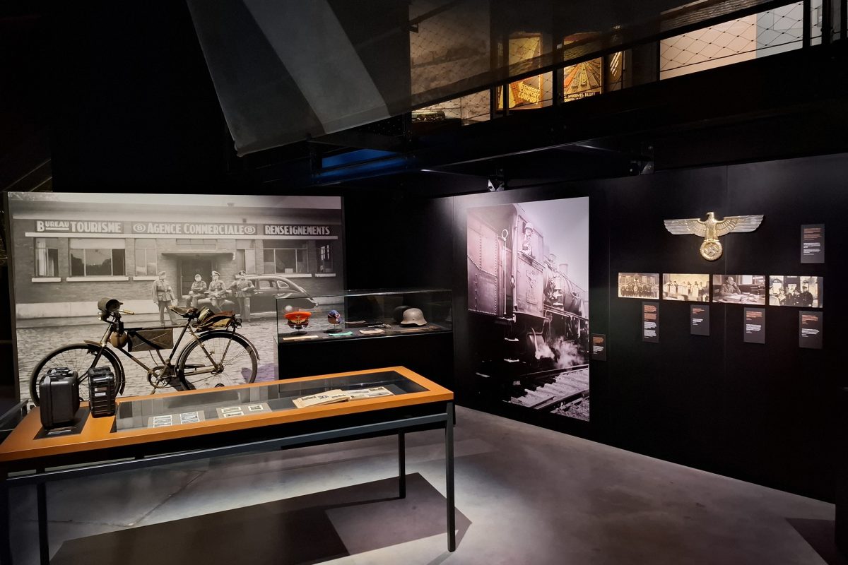 Ausstellungsstücke aus der Zeit des Zweiten Weltkriegs