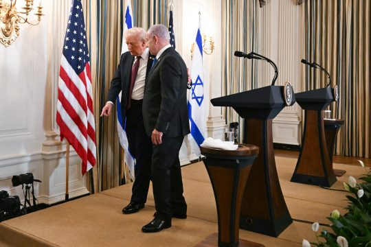 US Präsident Trump und Israels Premierminister Netanjahu verlassen die Rednertribüne nach der gemeinsamen Pressekonferenz im weißen Haus