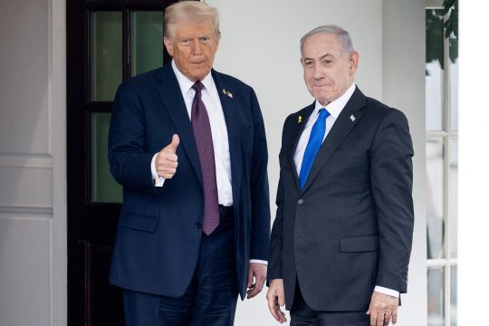 Trump und Netanjahu stehen vor dem Weißen Haus und posieren für ein Foto