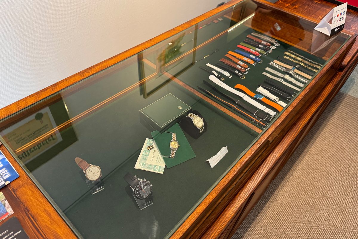 Vitrine mit Uhren und Uhr-Armbändern