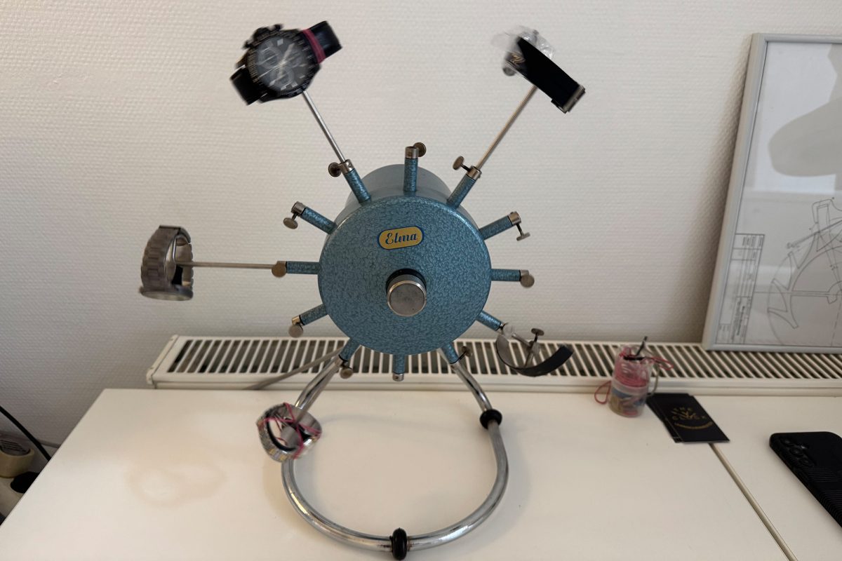 An einer Vorrichtung, die sich wie ein Karussell dreht, sind mehrere Armbanduhren angebracht