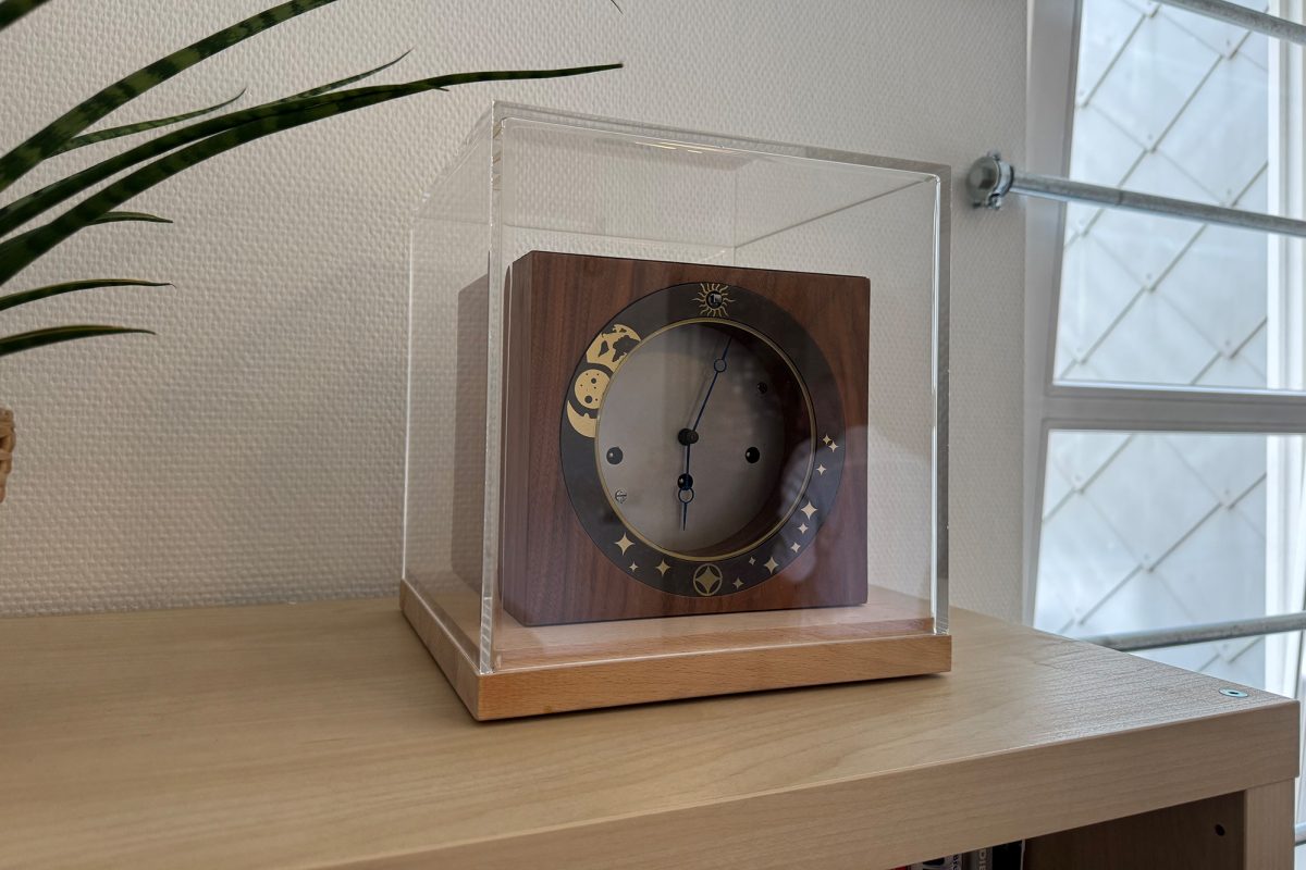 Uhr in einem Glaswürfel