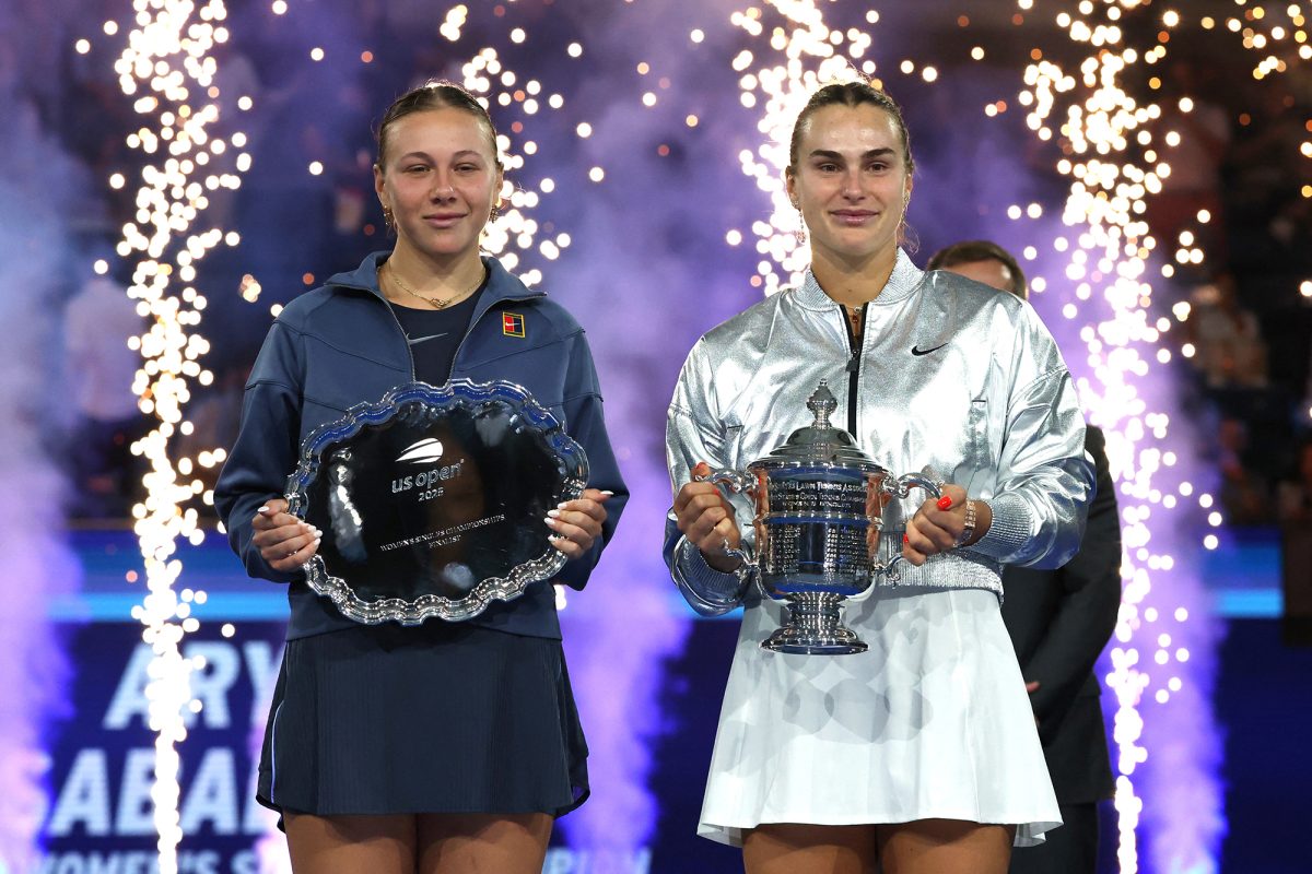 Aryna Sabalenka mit dem Siegerpokal 