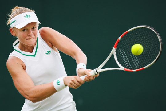 Jeline Vandromme schlägt den Tennisball mit der Rückhand übers Netz