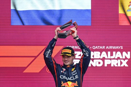 Max Verstappen mit der Siegertrophäe