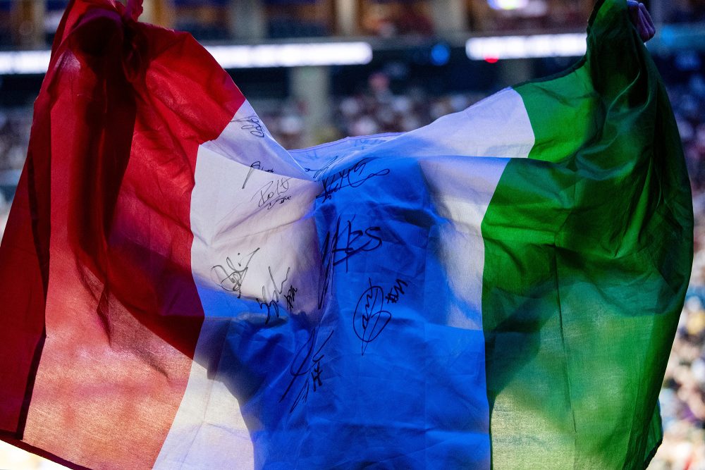 Ein Fan hält eine Italien-Flagge in die Höhe