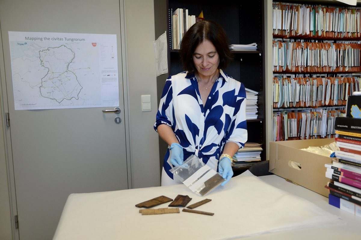 Museumsmitarbeiterin zeigt die Wachstafeln