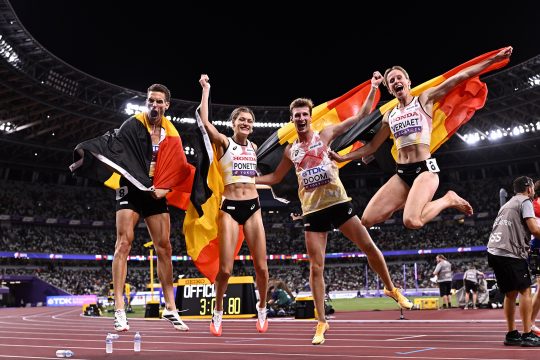 Dylan Borlee, Helena Ponette, Alexander Doom und Imke Vervaet springen mit belgischen Flaggen in die Luft