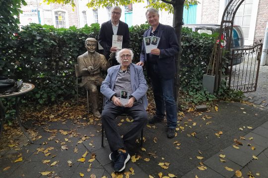 Axel Schneider (l.), der Aachener Schriftsteller Suleman Taufiq (v.) und Olaf Müller