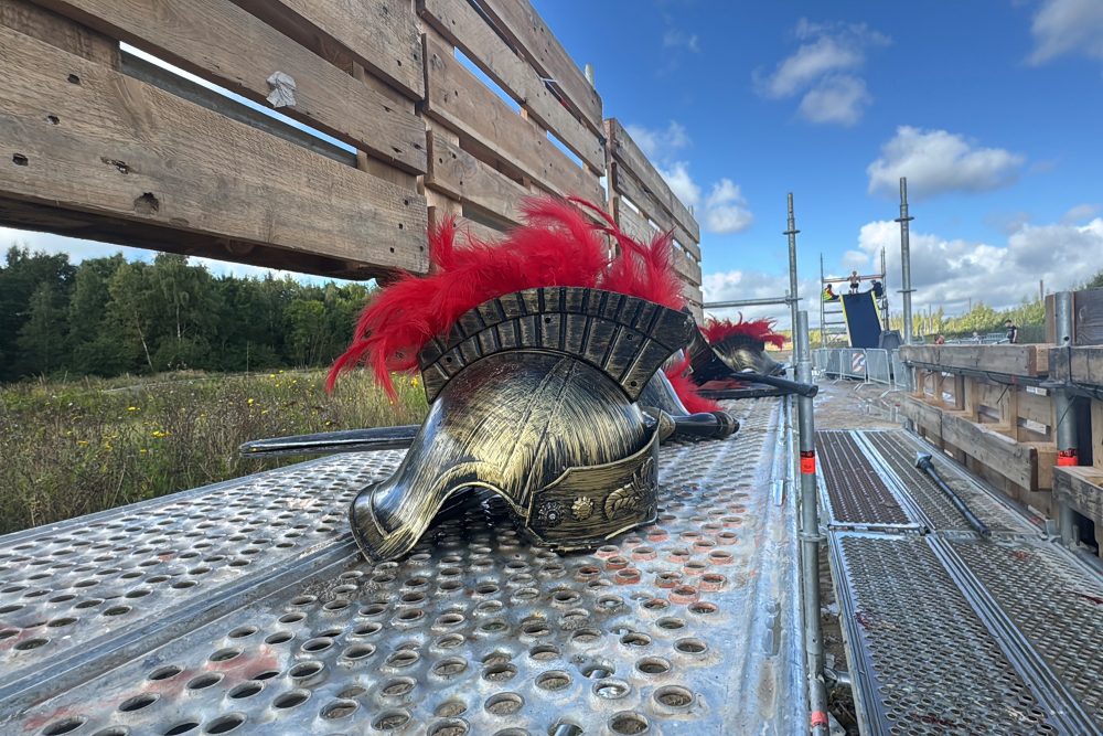 Helm eines römischen Soldaten auf einer Treppenstufe