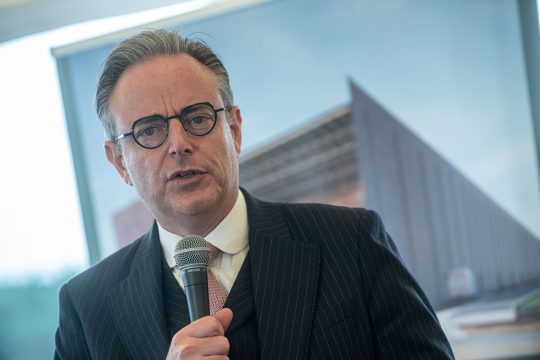 Premier Bart De Wever bei der Grundsteinlegung in Dessel
