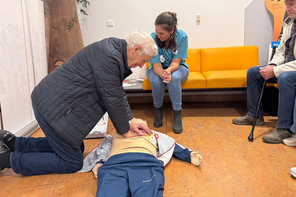 Eine Herzdruckmassage wird geübt