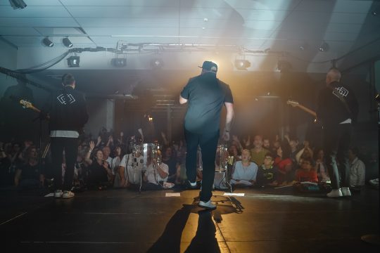 Ykons auf der Bühne im Alten Schlachthof