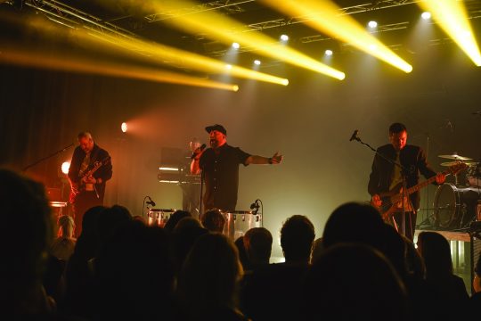 Ykons auf der Bühne im Alten Schlachthof