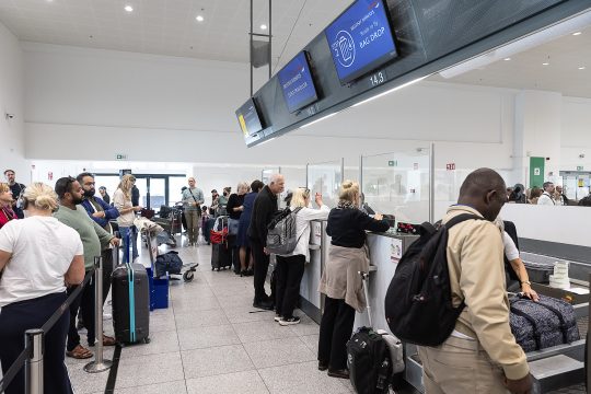 Passagiere am Brussels Airport beim Einchecken mit Papier-Tickets