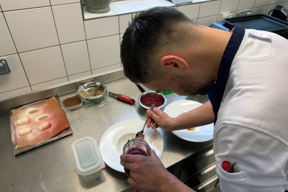 Vorbereitung für die Dessertprobe beim Meisterkurs für Restaurateure im ZAWM
