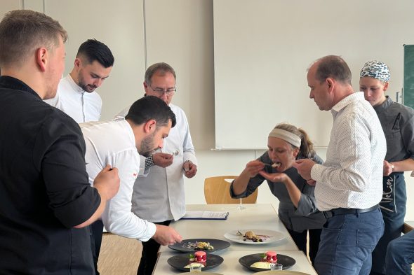 Vorbereitung für die Dessertprobe beim Meisterkurs für Restaurateure im ZAWM