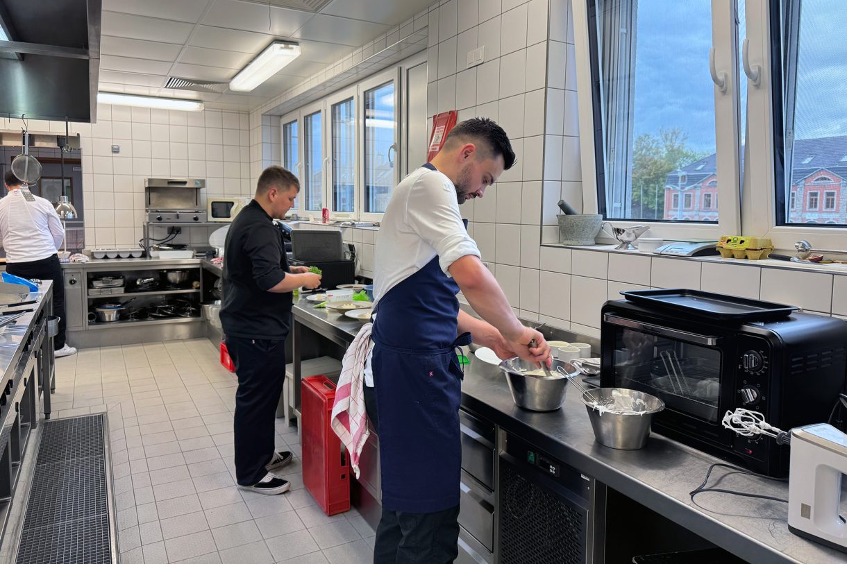 Vorbereitung für die Dessertprobe beim Meisterkurs für Restaurateure im ZAWM