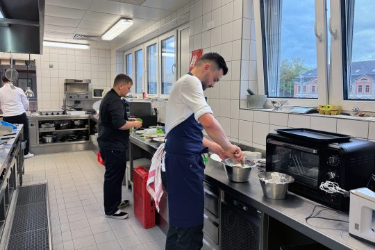 Vorbereitung für die Dessertprobe beim Meisterkurs für Restaurateure im ZAWM