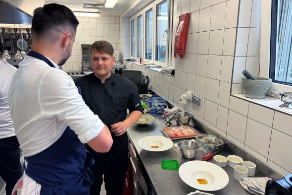 Vorbereitung für die Dessertprobe beim Meisterkurs für Restaurateure im ZAWM